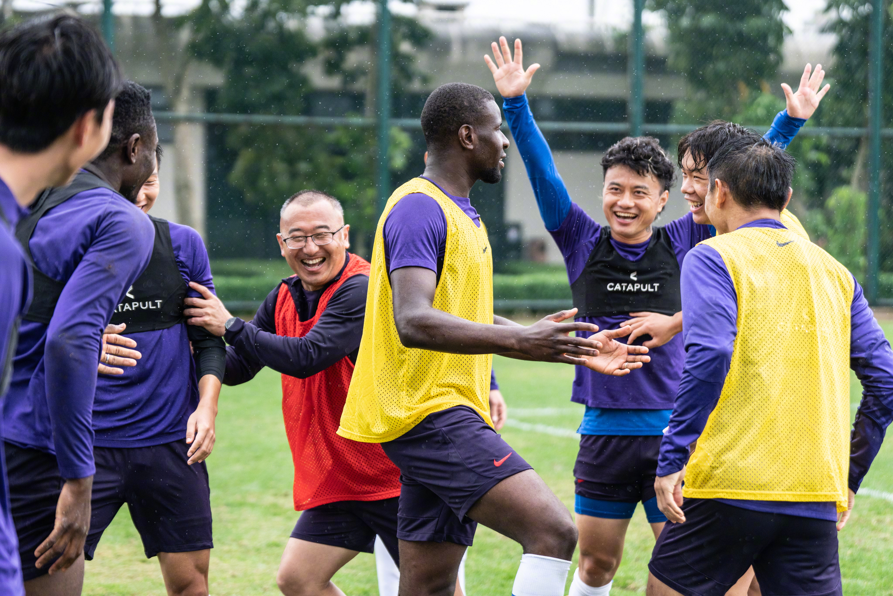 队伍在比赛中展现出默契合作的精神